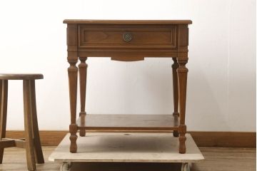 中古　DREXEL HERITAGE JAPAN(ドレクセルヘリテイジジャパン)　594-324　クラシカルなデザインが美しいエンドテーブル(ナイトテーブル、サイドテーブル、サイドチェスト)(R-061347)