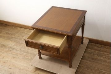 中古　DREXEL HERITAGE JAPAN(ドレクセルヘリテイジジャパン)　594-324　クラシカルなデザインが美しいエンドテーブル(ナイトテーブル、サイドテーブル、サイドチェスト)(R-061347)