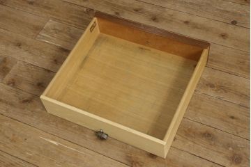 中古　DREXEL HERITAGE JAPAN(ドレクセルヘリテイジジャパン)　594-324　クラシカルなデザインが美しいエンドテーブル(ナイトテーブル、サイドテーブル、サイドチェスト)(R-061347)