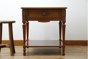 中古　DREXEL HERITAGE JAPAN(ドレクセルヘリテイジジャパン)　594-324　クラシカルなデザインが美しいエンドテーブル(ナイトテーブル、サイドテーブル、サイドチェスト)(R-061347)