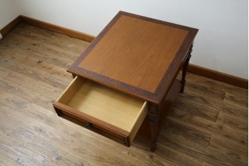中古　DREXEL HERITAGE JAPAN(ドレクセルヘリテイジジャパン)　594-324　クラシカルなデザインが美しいエンドテーブル(ナイトテーブル、サイドテーブル、サイドチェスト)(R-061347)