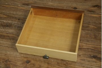 中古　DREXEL HERITAGE JAPAN(ドレクセルヘリテイジジャパン)　594-324　クラシカルなデザインが美しいエンドテーブル(ナイトテーブル、サイドテーブル、サイドチェスト)(R-061347)