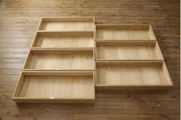 中古　天板リメイク　伝統工芸士 坂内純一作　ゴールドの金具が温かみを感じさせる加茂総桐箪笥(胴厚、総桐たんす、着物箪笥、衣装箪笥、引き出し)(R-061350)