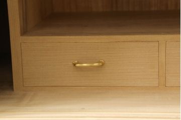 中古　脚(台輪)付きリメイク　伝統工芸士 坂内純一作　ゴールドの金具が温かみを感じさせる加茂総桐箪笥(胴厚、総桐たんす、着物箪笥、衣装箪笥、引き出し)(R-061351)