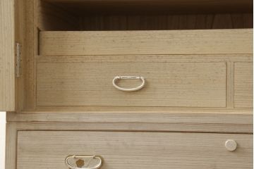 中古　伝統工芸士 頓所芳男作　金銀の組み合わせの金具が洗練された雰囲気を醸し出す加茂総桐箪笥(大丸、総桐たんす、着物箪笥、衣装箪笥、引き出し)(R-061352)