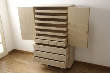 中古　伝統工芸士 頓所芳男作　金銀の組み合わせの金具が洗練された雰囲気を醸し出す加茂総桐箪笥(大丸、総桐たんす、着物箪笥、衣装箪笥、引き出し)(R-061352)