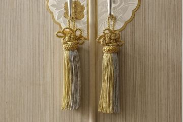 中古　伝統工芸士 頓所芳男作　金銀の組み合わせの金具が洗練された雰囲気を醸し出す加茂総桐箪笥(大丸、総桐たんす、着物箪笥、衣装箪笥、引き出し)(R-061352)