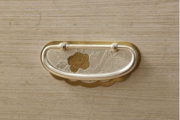 中古　伝統工芸士 頓所芳男作　金銀の組み合わせの金具が洗練された雰囲気を醸し出す加茂総桐箪笥(大丸、総桐たんす、着物箪笥、衣装箪笥、引き出し)(R-061352)
