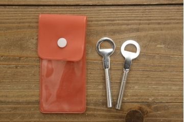 中古　伝統工芸士 頓所芳男作　金銀の組み合わせの金具が洗練された雰囲気を醸し出す加茂総桐箪笥(大丸、総桐たんす、着物箪笥、衣装箪笥、引き出し)(R-061352)