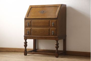 イギリスアンティーク　オーク材　ロイズ・アンティークス(Lloyd's Antiques)取り扱い　クラシカルな雰囲気の佇まいが魅力的なライティングビューロー(簿記机、ワークデスク、在宅用、在宅ワーク用、引き出し)(R-061359)