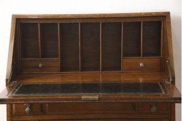 イギリスアンティーク　オーク材　ロイズ・アンティークス(Lloyd's Antiques)取り扱い　クラシカルな雰囲気の佇まいが魅力的なライティングビューロー(簿記机、ワークデスク、在宅用、在宅ワーク用、引き出し)(R-061359)