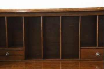 イギリスアンティーク　オーク材　ロイズ・アンティークス(Lloyd's Antiques)取り扱い　クラシカルな雰囲気の佇まいが魅力的なライティングビューロー(簿記机、ワークデスク、在宅用、在宅ワーク用、引き出し)(R-061359)