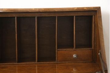 イギリスアンティーク　オーク材　ロイズ・アンティークス(Lloyd's Antiques)取り扱い　クラシカルな雰囲気の佇まいが魅力的なライティングビューロー(簿記机、ワークデスク、在宅用、在宅ワーク用、引き出し)(R-061359)