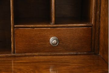 イギリスアンティーク　オーク材　ロイズ・アンティークス(Lloyd's Antiques)取り扱い　クラシカルな雰囲気の佇まいが魅力的なライティングビューロー(簿記机、ワークデスク、在宅用、在宅ワーク用、引き出し)(R-061359)