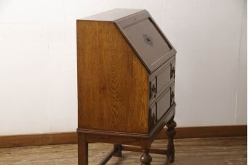イギリスアンティーク　オーク材　ロイズ・アンティークス(Lloyd's Antiques)取り扱い　クラシカルな雰囲気の佇まいが魅力的なライティングビューロー(簿記机、ワークデスク、在宅用、在宅ワーク用、引き出し)(R-061359)