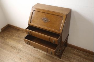 イギリスアンティーク　オーク材　ロイズ・アンティークス(Lloyd's Antiques)取り扱い　クラシカルな雰囲気の佇まいが魅力的なライティングビューロー(簿記机、ワークデスク、在宅用、在宅ワーク用、引き出し)(R-061359)