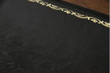 イギリスアンティーク　オーク材　ロイズ・アンティークス(Lloyd's Antiques)取り扱い　クラシカルな雰囲気の佇まいが魅力的なライティングビューロー(簿記机、ワークデスク、在宅用、在宅ワーク用、引き出し)(R-061359)