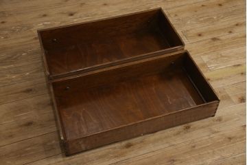 イギリスアンティーク　オーク材　ロイズ・アンティークス(Lloyd's Antiques)取り扱い　クラシカルな雰囲気の佇まいが魅力的なライティングビューロー(簿記机、ワークデスク、在宅用、在宅ワーク用、引き出し)(R-061359)