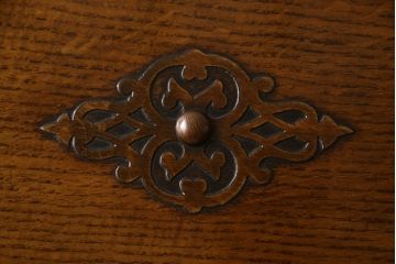 イギリスアンティーク　オーク材　ロイズ・アンティークス(Lloyd's Antiques)取り扱い　クラシカルな雰囲気の佇まいが魅力的なライティングビューロー(簿記机、ワークデスク、在宅用、在宅ワーク用、引き出し)(R-061359)