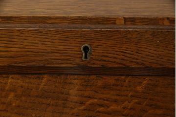 イギリスアンティーク　オーク材　ロイズ・アンティークス(Lloyd's Antiques)取り扱い　クラシカルな雰囲気の佇まいが魅力的なライティングビューロー(簿記机、ワークデスク、在宅用、在宅ワーク用、引き出し)(R-061359)