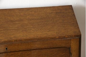 イギリスアンティーク　オーク材　ロイズ・アンティークス(Lloyd's Antiques)取り扱い　クラシカルな雰囲気の佇まいが魅力的なライティングビューロー(簿記机、ワークデスク、在宅用、在宅ワーク用、引き出し)(R-061359)