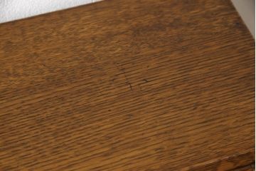 イギリスアンティーク　オーク材　ロイズ・アンティークス(Lloyd's Antiques)取り扱い　クラシカルな雰囲気の佇まいが魅力的なライティングビューロー(簿記机、ワークデスク、在宅用、在宅ワーク用、引き出し)(R-061359)