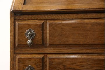 イギリスアンティーク　オーク材　ロイズ・アンティークス(Lloyd's Antiques)取り扱い　クラシカルな雰囲気の佇まいが魅力的なライティングビューロー(簿記机、ワークデスク、在宅用、在宅ワーク用、引き出し)(R-061359)
