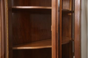 中古　美品　マホガニー材　象嵌入り　木目が美しいイタリアンクラシックなキャビネット(食器棚、3ドアカップボード、収納棚、戸棚、飾り棚)(R-061361)