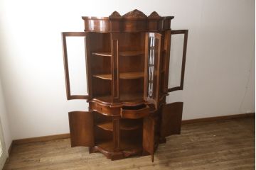 中古　美品　マホガニー材　象嵌入り　木目が美しいイタリアンクラシックなキャビネット(食器棚、3ドアカップボード、収納棚、戸棚、飾り棚)(R-061361)