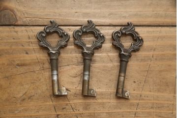 中古　美品　マホガニー材　象嵌入り　木目が美しいイタリアンクラシックなキャビネット(食器棚、3ドアカップボード、収納棚、戸棚、飾り棚)(R-061361)