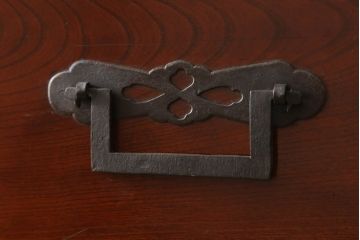 和製アンティーク　明治期　前面欅(ケヤキ)材　角手が格好いい印象の庄内箪笥(衣装箪笥、収納箪笥、時代箪笥、引き出し)(R-061364)