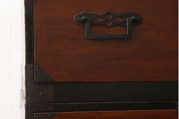 和製アンティーク　明治期　前面欅(ケヤキ)材　角手が格好いい印象の庄内箪笥(衣装箪笥、収納箪笥、時代箪笥、引き出し)(R-061364)