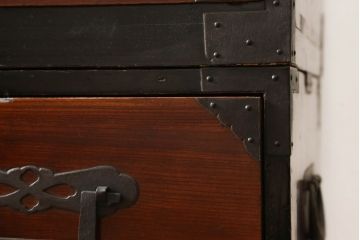 和製アンティーク　明治期　前面欅(ケヤキ)材　角手が格好いい印象の庄内箪笥(衣装箪笥、収納箪笥、時代箪笥、引き出し)(R-061364)