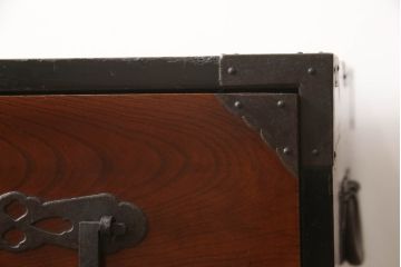 和製アンティーク　明治期　前面欅(ケヤキ)材　角手が格好いい印象の庄内箪笥ローボード(ローチェスト、衣装箪笥、収納箪笥、時代箪笥、引き出し)(R-061365)