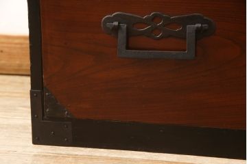 和製アンティーク　明治期　前面欅(ケヤキ)材　角手が格好いい印象の庄内箪笥ローボード(ローチェスト、衣装箪笥、収納箪笥、時代箪笥、引き出し)(R-061365)