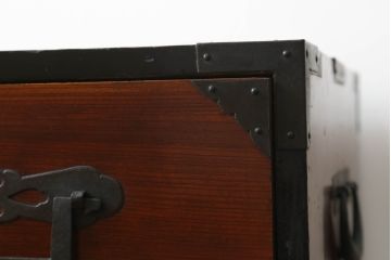 和製アンティーク　明治期　前面欅(ケヤキ)材　角手が格好いい印象の庄内箪笥ローボード(ローチェスト、衣装箪笥、収納箪笥、時代箪笥、引き出し)(R-061366)