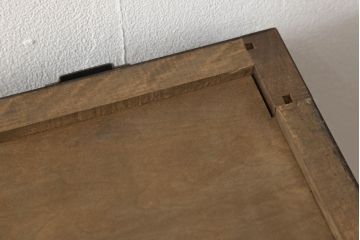 ビンテージ　北海道民芸家具　天板リメイク・ヒノキ天板　重ね戸棚下段　美しい木肌とシックな佇まいが魅力的なサイドボード(キャビネット、リビングボード、戸棚、収納棚、引き出し、ヴィンテージ)(R-061368)