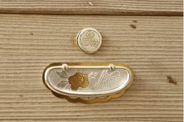 中古　脚(台輪)付きリメイク　伝統工芸士・頓所芳男　品のある佇まいが魅力の加茂総桐箪笥(胴厚、総桐たんす、着物箪笥、衣装タンス、和タンス)(R-061370)