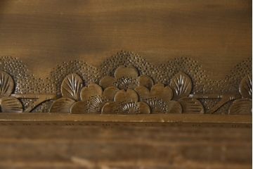 中古　美品　軽井沢彫り　繊細な桜の彫刻が目を惹くセンターテーブル(座卓、ローテーブル)(R-061373)