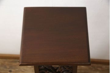 中古　マホガニー材　シックな佇まいの彫刻サイドテーブル(飾り台、花台、ディスプレイ台)(R-061376)