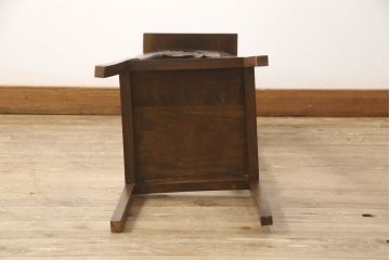 中古　マホガニー材　シックな佇まいの彫刻サイドテーブル(飾り台、花台、ディスプレイ台)(R-061376)