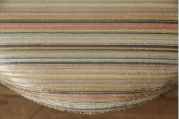 中古　希少品　DREXEL HERITAGE(ドレクセルヘリテイジ)　艶のある木の色合いと凝った脚のデザインが素敵なスツール(丸椅子、木製チェア、イス)(R-061381)