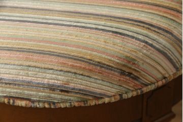中古　希少品　DREXEL HERITAGE(ドレクセルヘリテイジ)　艶のある木の色合いと凝った脚のデザインが素敵なスツール(丸椅子、木製チェア、イス)(R-061381)