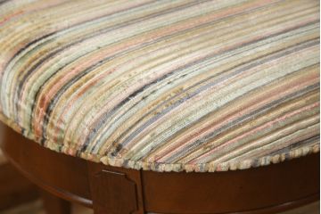 中古　希少品　DREXEL HERITAGE(ドレクセルヘリテイジ)　艶のある木の色合いと凝った脚のデザインが素敵なスツール(丸椅子、木製チェア、イス)(R-061381)
