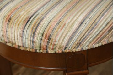 中古　希少品　DREXEL HERITAGE(ドレクセルヘリテイジ)　艶のある木の色合いと凝った脚のデザインが素敵なスツール(丸椅子、木製チェア、イス)(R-061381)