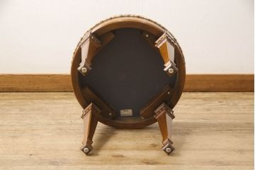 中古　希少品　DREXEL HERITAGE(ドレクセルヘリテイジ)　艶のある木の色合いと凝った脚のデザインが素敵なスツール(丸椅子、木製チェア、イス)(R-061381)