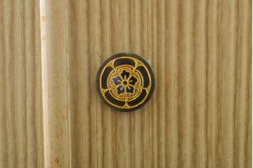 中古　東京の伝統工芸　桐の名門相徳(あいとく)製　衣装盆12杯!　たっぷり収納できる大開総桐箪笥(胴厚、四方丸、総桐たんす、着物箪笥、和タンス、引き出し)(定価約145万円)(R-061383)