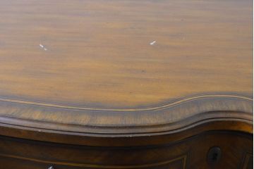 中古　美品　DREXEL HERITAGE(ドレクセルヘリテイジ)　リリアンオーガスト コレクション　カーブを描いたデザインが優雅なアンティーク調チェスト(引き出し)(R-061385)