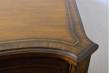 中古　美品　DREXEL HERITAGE(ドレクセルヘリテイジ)　リリアンオーガスト コレクション　カーブを描いたデザインが優雅なアンティーク調チェスト(引き出し)(R-061385)