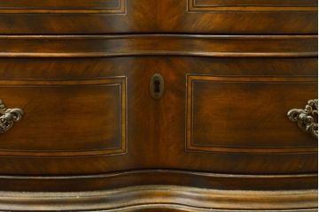 中古　美品　DREXEL HERITAGE(ドレクセルヘリテイジ)　リリアンオーガスト コレクション　カーブを描いたデザインが優雅なアンティーク調チェスト(引き出し)(R-061385)